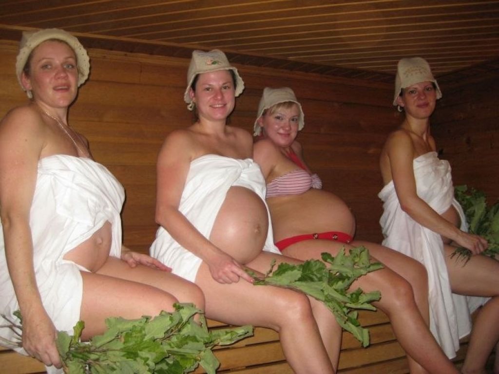 Красивые голые девки парятся в бане с веником