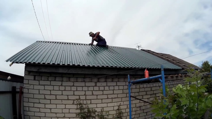 Как положить профнастил на крышу ровно