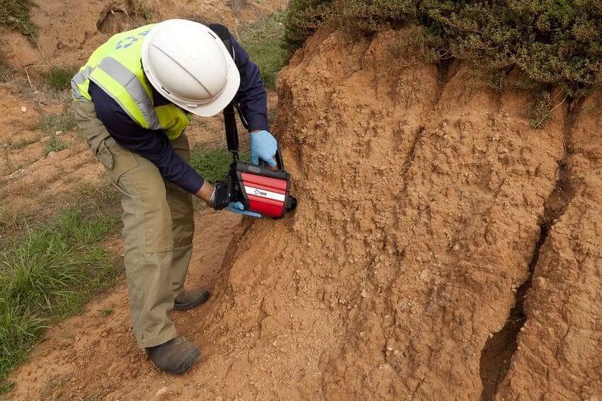 Геологическое исследование грунта целесообразней доверить профессионалам, поскольку для это требуется определенное оборудование и навыки