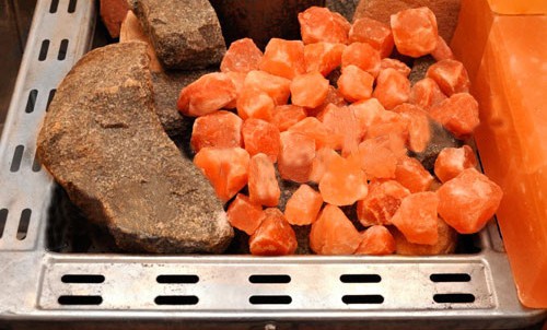Мелкие камни из гималайской соли можно выкладывать непосредственно на каменку