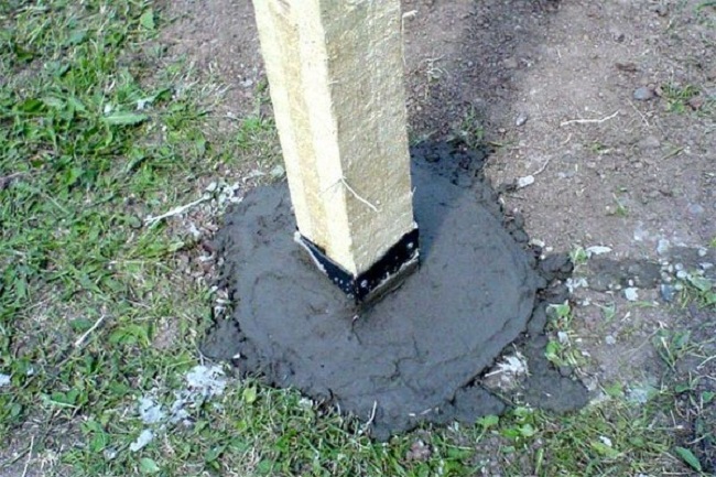 бетонирование брусьев в земле