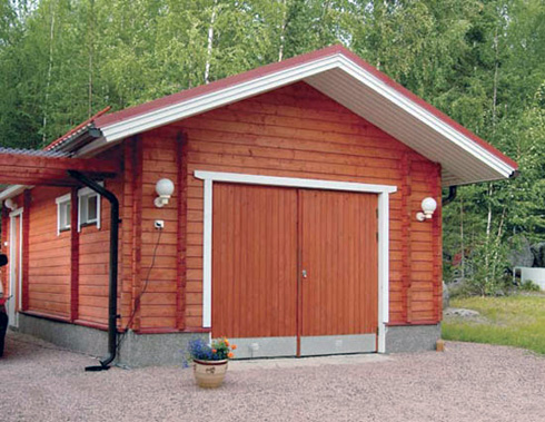 Деревянная конструкция совмещающая гараж и баню под одной крышей