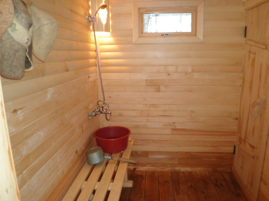 Душ в бане может быть и деревянный с проливным полом
